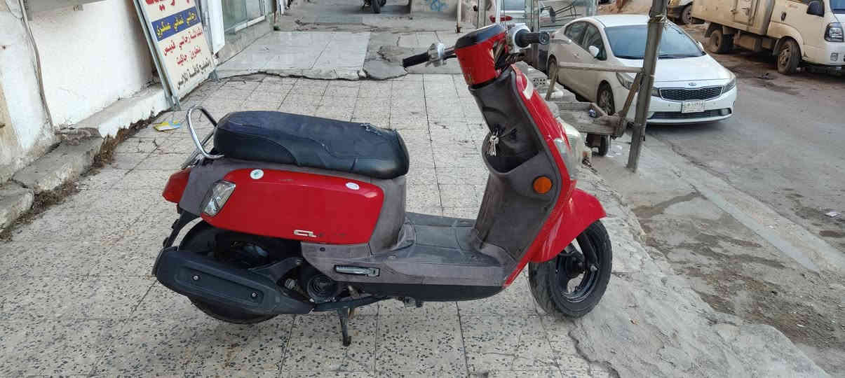 السلام عليكم 
دراجة بوليسي ياباني نظيفة بايدي منزلها من الرمبة من المعرض قبل اشهر، بوليسي نوزل فول نظافة، دراجة لا تعبانه ولا مشاية هواي كنت من دوامي القريب للبيت، لا ماشيه هواي ولا متعوبة واخذت فترة مطالعة نهائيا فقط تشغيل، الله يشهد ماخذها 1250 من معرض الحمداني وحاليا عاضها 900 ومجالها بسيط للشراي.
العنوان بغداد، كرادة داخل
***********
