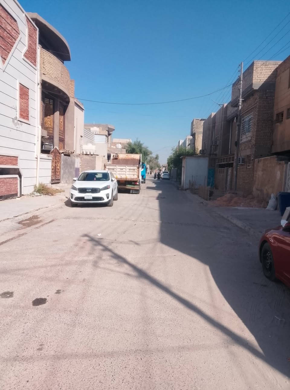 السلام عليكم دار للبيع مساحة 200 متر  الوجه10م والنزال20 م البيت بناء قديم الثمانينات البيت يقع إلى وجهين وجه على شارع ومقابيلة دربونة وجه الثاني على دربونة يحتوي على كراج وحديقة واستقبال وهل وصلة وغرقة نوم ومطبخ وحمام الطابق الثاني يحتوي على غرفه نوم عدد 2 مع حمام يحتوي البيت على سطحين عنوان البيت الشماعية شارع سيد عادل الدلال للاستفسار الاتصال ***********
