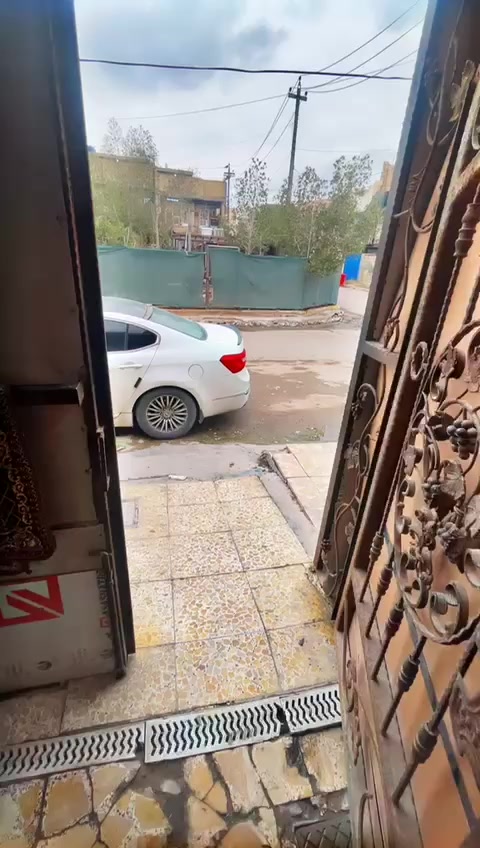 دار سكنية موقع جدا مميز قريب على الشارع العام ومقابل  البيت حديقة،  مساحته 150 م الواجهة 6 م والنزال 25 الطابق الأرضي كراج + حمام خارجي + استقبال+ غرفة نوم + مطبخ+منور+ وحمام داخلي + حولي والطابق الثاني يحتوي على غرفة نوم + حولي وبالامكان اضافة غرفة اخرى نظرا لوجود مساحة في الدار بحاجة إلى بعض الترتيبات في الأرضية فقط الموقع منطقة ام الكبر الاولى للاستفسار الاتصال برقم الهاتف ( ***********)
