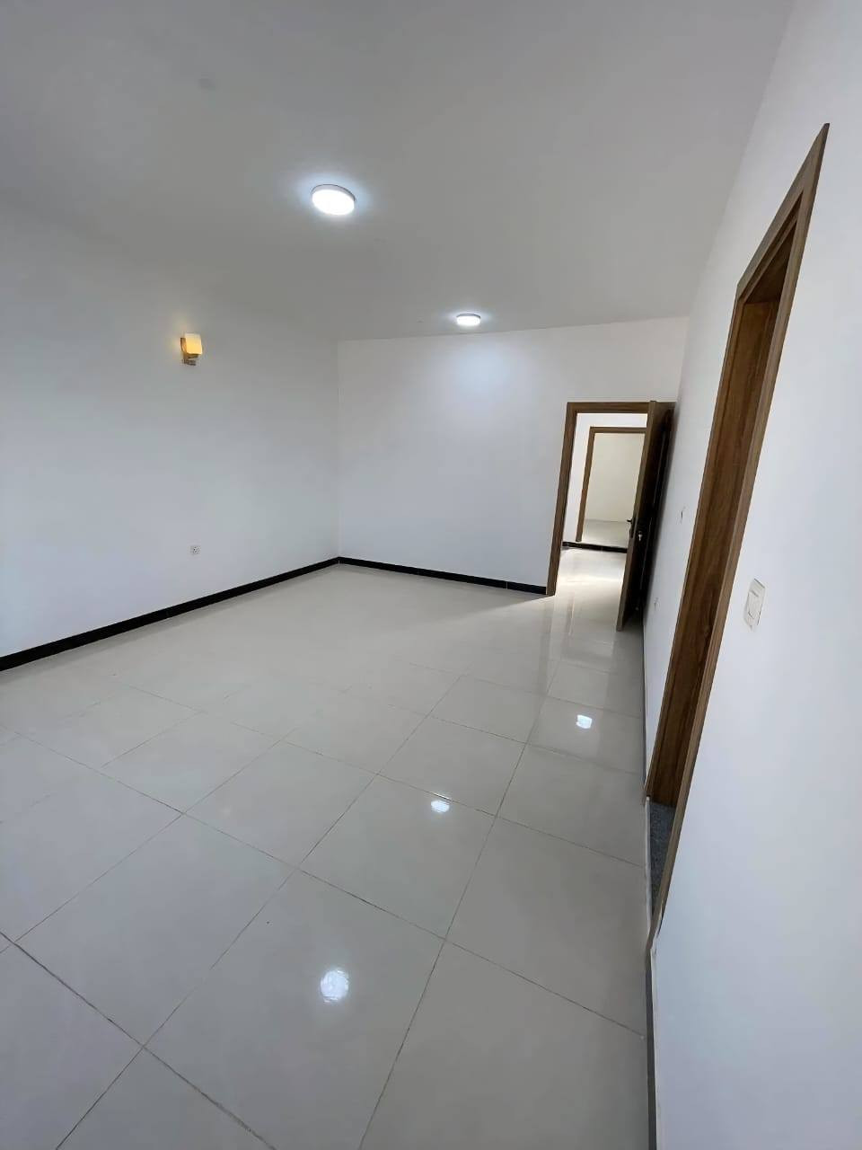 🔥 دار في مجمع الأميرات 2 السكني – جاهز للسكن فورًا! 
الواصل فقط 65 مليون
السعر الكلي 139 مليون
📉 القسط الشهري 300 ألف (للمصرف العقاري)

🏠دار 250 متر – موقع مميز داخل المجمع
بناء درجة أولى – تشطيب مرتب
طابقين | 3 غرف نوم | صالة | استقبال
🍽 مطبخ | 🚿 صحيات | 🚗 كراج | 🌿 حديقة
مناسب للسكن العائلي أو الاستثمار

⬇️تريد التفاصيل والصور؟
اكتب (تم) بالتعليقات ويوصلك كل شي فورًا 

📞 اتصال / واتساب: ***********
📞 اتصال: ***********
