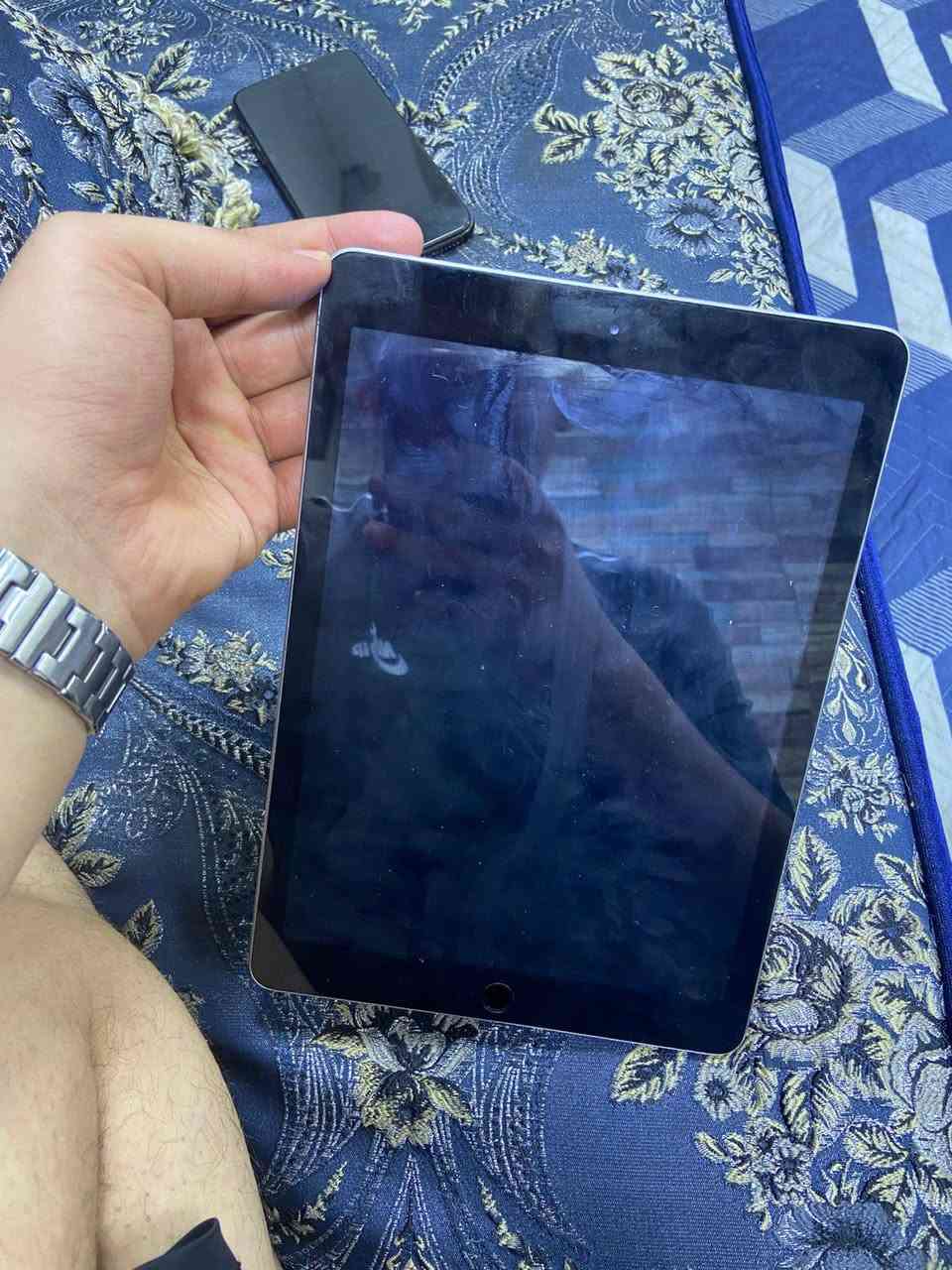 السلام عليكم ايباد الجيل الخامس كلشي ينزل 
كلة شغال وشرط الفحص كل التطبيقات تفتح علي 
السعر : ٨٥ الف وبي مجال 
مكاني بغداد حي اور بالقرب من سيكال 
رقمي : *********** متواجد اتصال واتساب فقط 
ذاكرة : 32
