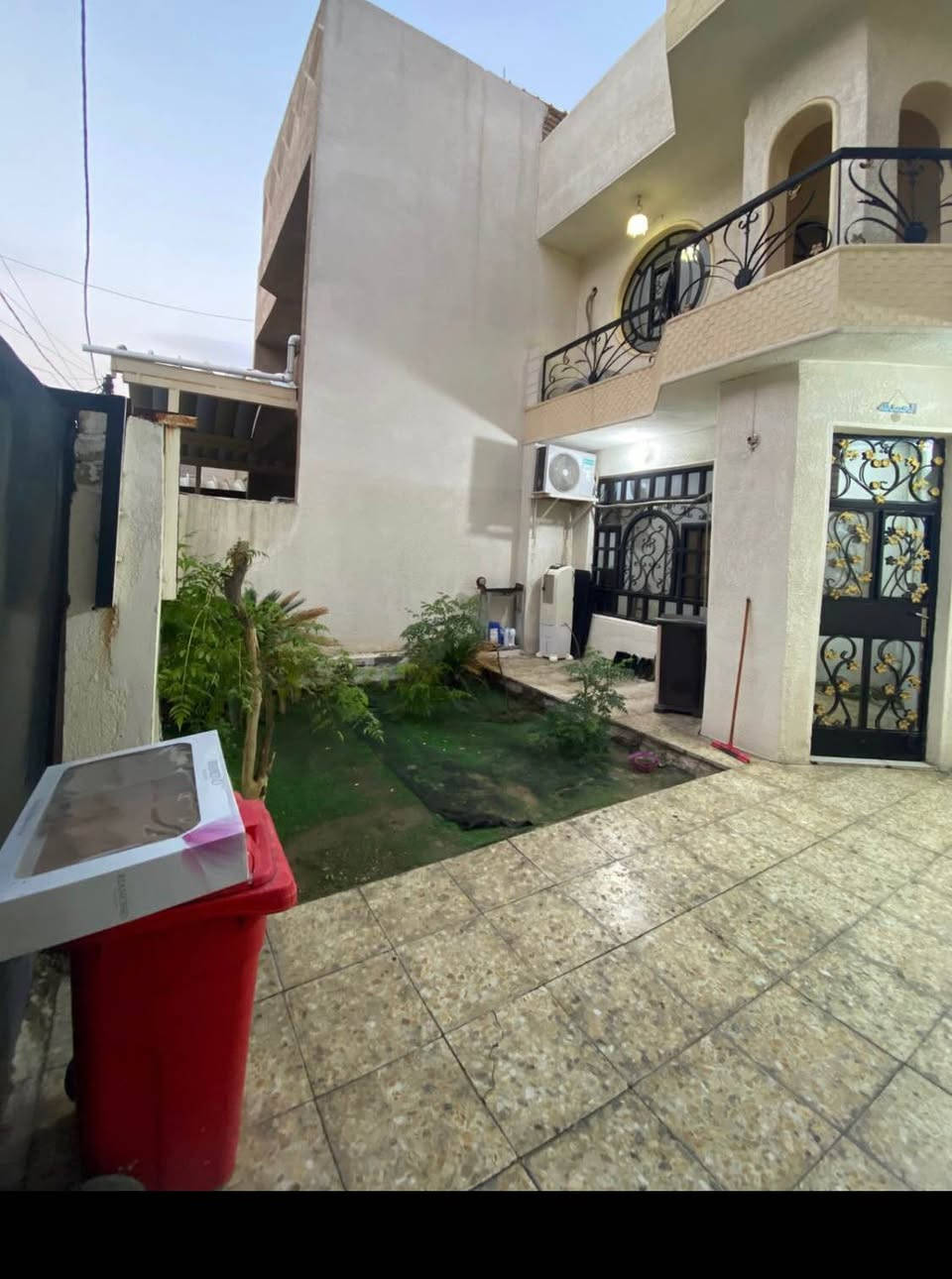 🏡بيت للبيع في بغداد حي تونس افاق عربيه 
١٥٠ متر واجه ٧.٥٠ ونزال ٢٠ 
زراعي سند ٢٥ تحويل مباشر من صاحب الدار
يحتوي على
📌 كراج+حديقه
📌٤غرف نوم وحده طابق ارضي و٣طابق ثاني
📌مدخلين صاله ومطبخ
📌حمامات طابق ارضي وثاني
📌مناور عدد٣ +مخزن 
موقع ممتاز قريب من الشارع العام وبنفس الفرع السكني عرض الشارع ١٠ متر 
العنوان حي تونس شارع جامع القرأن الكريم 
فرع اسواق المصطفى وافران صمون الامير
للاستفسار 
***********
*********** بغداد, العراق
