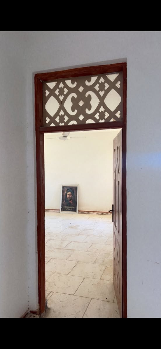 السلام عليكم 
دار طابق ثاني للايجار درج خارجي وباب معزول
العنوان الاسكندريه مجمع حطين قرب أسواق بغداد
يحتوي على 3 غرف نوم واستقبال وصاله وصحيات وبلكونه وسطح
الموقع راقي وهادىء جداً للسكن انارة وارصفه وشوارع تبليط 
وجميع الخدمات كامله سعر الايجار 250
للاستفسار الاتصال على الرقم ***********
