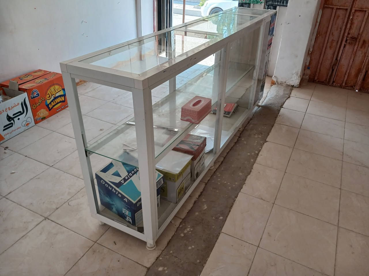 ميز للبيع تقريبا ارتفاع متر طول تقريبا 2 ونص
سعرة 100 الف 

***********
