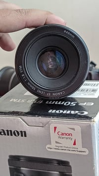 عدسه كانون 50mm f1.8stm نظافتها امامك موضحه بالصور مع الكارتون والقبق ...