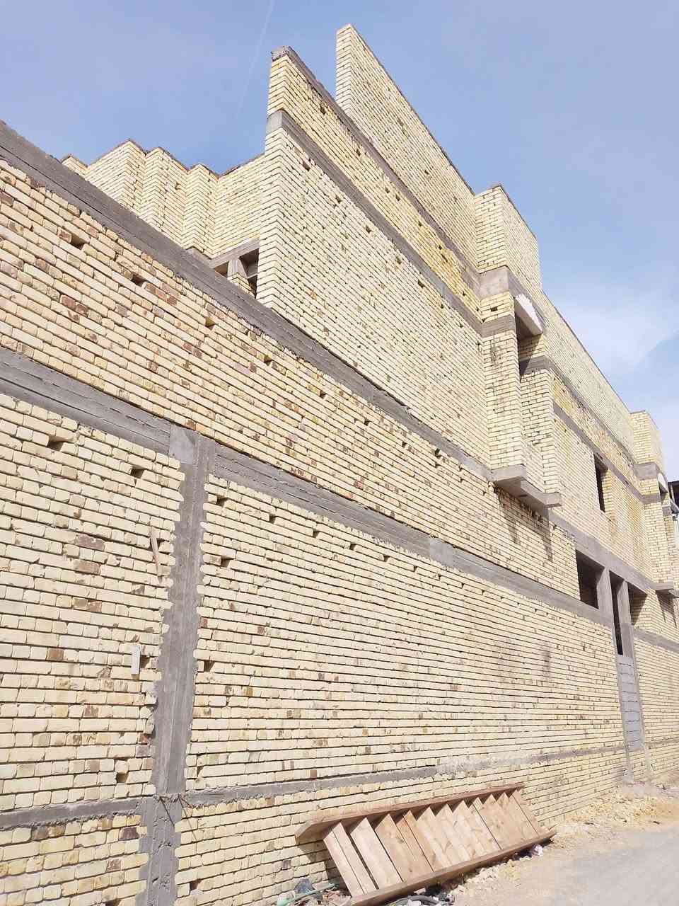 السلام عليكم ....احبتي

بيت للبيع في البصرة حي الرسالة

مساحة البناء 240م٢.....المساحة الكلية 403م٢

البناء عبارة عن هيكل طابقين و نصف 

السعر 770مليون

للاستفسار  ***********
***********
