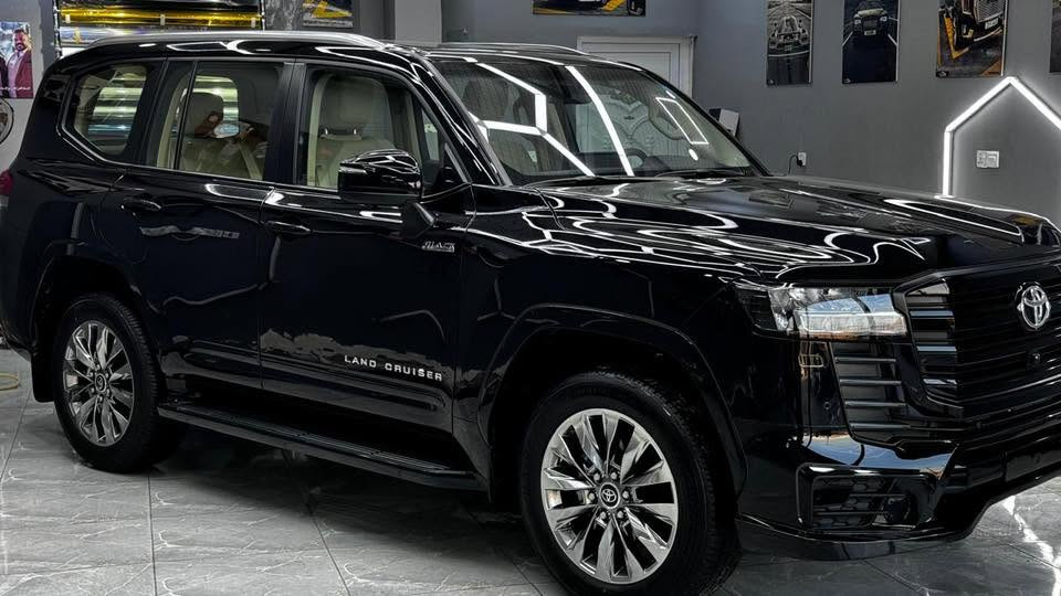لاندكروز 2024 black edition وكالة Sas ام الضمان السيارة مكفولة حتى من الشخط ومغلفة ppf ماشية ٢٣ km الف مكان السيارة بغداد للتواصل 
***********
