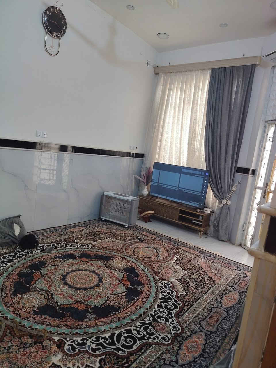 سلام عليكم بيت للبيع في حي الغدير الثانيه قرب المدارس الصينيه المساحه ١٠٠ متر طولاني طابقين. الطابق الثاني محتاج بس تبياض وكهرباء. السعر ١٤٠ مليون للاستفسار الاتصال على الرقم ***********
