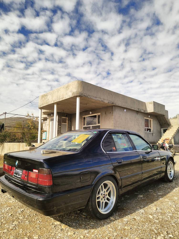 سڵاو لـە هـەموو لایـەڪ
عـلوج عـلوج 
بـیئێم 1993 ی 525 ی تۆماتیڪ
 دوگمەی s و ناو بەفر مەزبوتە
دوو جام ڪارەبـا 
کارەبای مەزبوتە ڪامل
 ئەڵقە و زینۆن ناوی زۆر جوانە 
گێچ دەبڵ ئەڵقە m 
تەنجیل کامل مەزبوت بلوتوس 
چوار ویل و تایە M لۆڪ حەفتەیەکە بەستراوە
بێ دەعم و لێدراو 
موس و بڕاوە بەشەرت 
گێڕ و مەکینە و هەمووی بەشەرت 
شوێن شارەزوور 
سعری . 27 و مەجال 
ڕ.م *********** السليمانية, العراق
