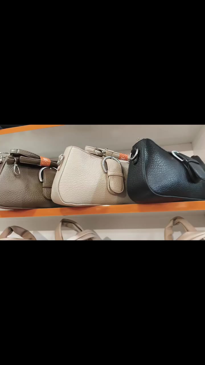 جديد الكنز حقيبه بناتي شبابي من ارقي واجمل الموديلا... العنوان هيت مجمع نونه مقابل البلديه الجديده مباشر لدينا خدمة توصيل لكل العراق وللاستفسار ***********
