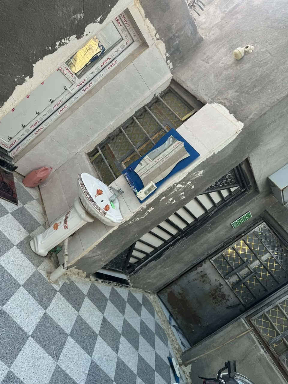 سلام عليكم بيت لبيع بـالفداء  بنهاية شارع ابو لبنان  مساحة ١٢٠ بنيانه بلوك  في محل صالون يكون طابوك مرفوعه معاملته لتقيم  سعره ٦٠ وبي مجال قليل للاستفسار أكثر الاتصال ع رقم او مراسلة *********** مكانه ناصريه مركز
