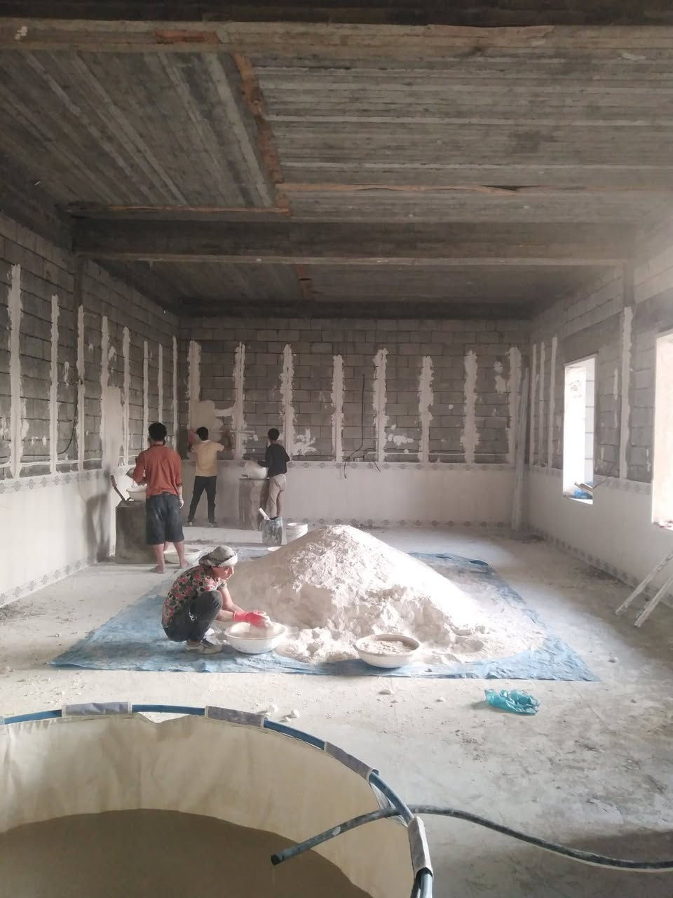 سلام عليكم 
كادر احمد المعماري لباخ جص من الموصل متفرغ حالين شتقلت عدت مكانات بتلعفر بعاج  شقل سريع ونضيف مسطرة على خيط ودقه بالعمل وصوره كدام العين والتزام بالموعد وهاذه رقمي ***********وتواصل على خاص
