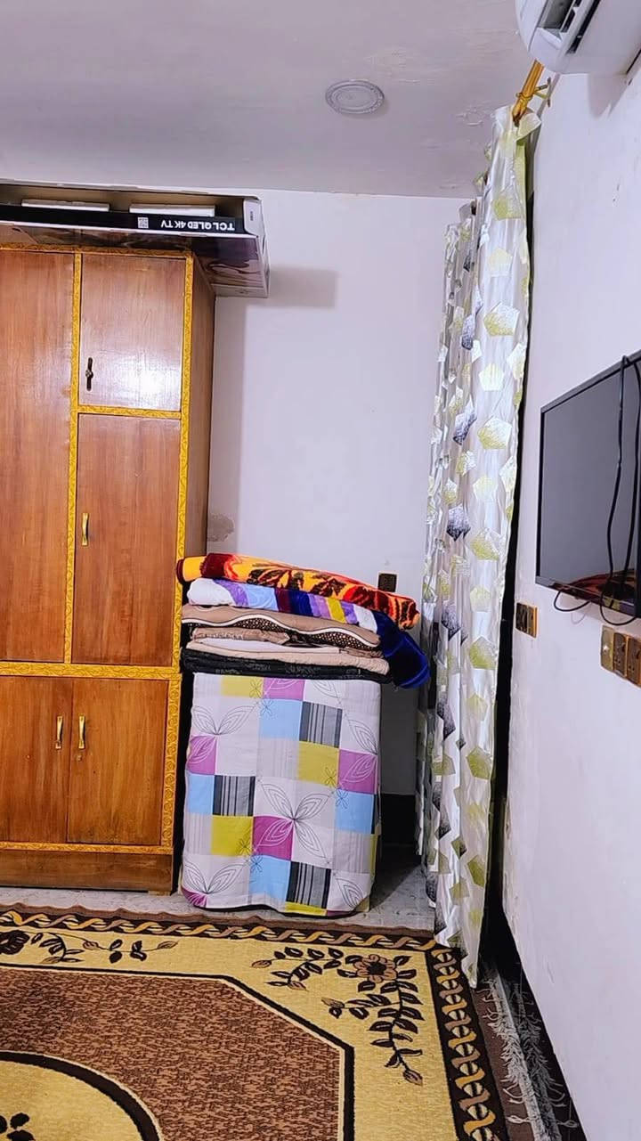 السلام عليكم مشتمل للبيع 100 متر منطقة المخابرات طابق ونص سعر 95  يحتوي على غرفتين نوم صالة وحولي ممر جانبي صحيات عدد 3 
واجه 5×20 
***********
