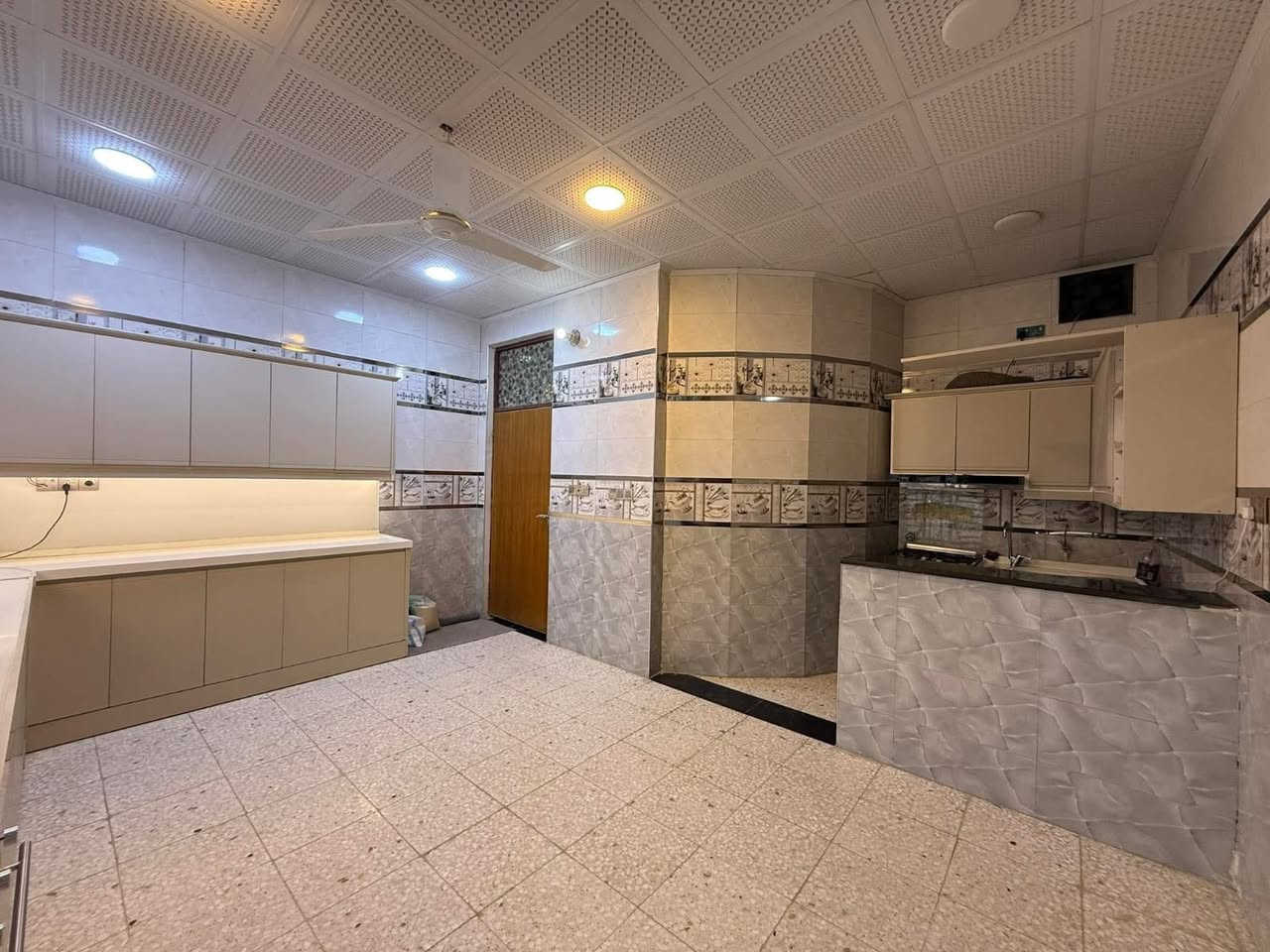 ياالله السلام عليكم
دارللبيع المساحه200م طابق واحد
 يحتوي على غرفتين نوم
او صاله أوكلدور اومطبخ بناء حديث
سنه24
العنوان بابل  ازوير فرع نور الفرات مقابل الاعاب المدهش 
التقسيم الثالث
تفاصيل اكثر اتصال. ***********
