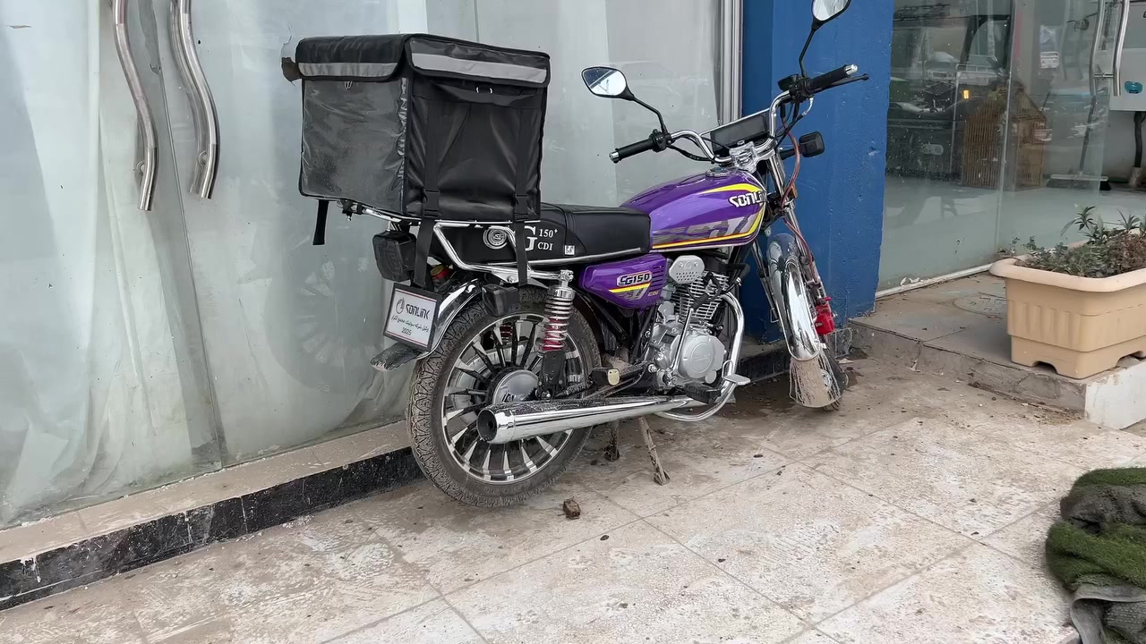 السلام عليكم دراجة سولنك سيفان ١٥٠ موديل ٢٠٢٥ صارلها ٣ ايام طالعة  ماشية ٥ كيلو فقط اوراق اسكنر استنساخ ٥ اوراق ٩٠٠ وبيها مجال كلللللللش قليل المكان الشطرة 
هاتف ***********
