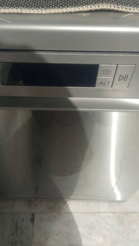 غسالة أطباق • شبه جديدة • استُخدمت ٣ مرات