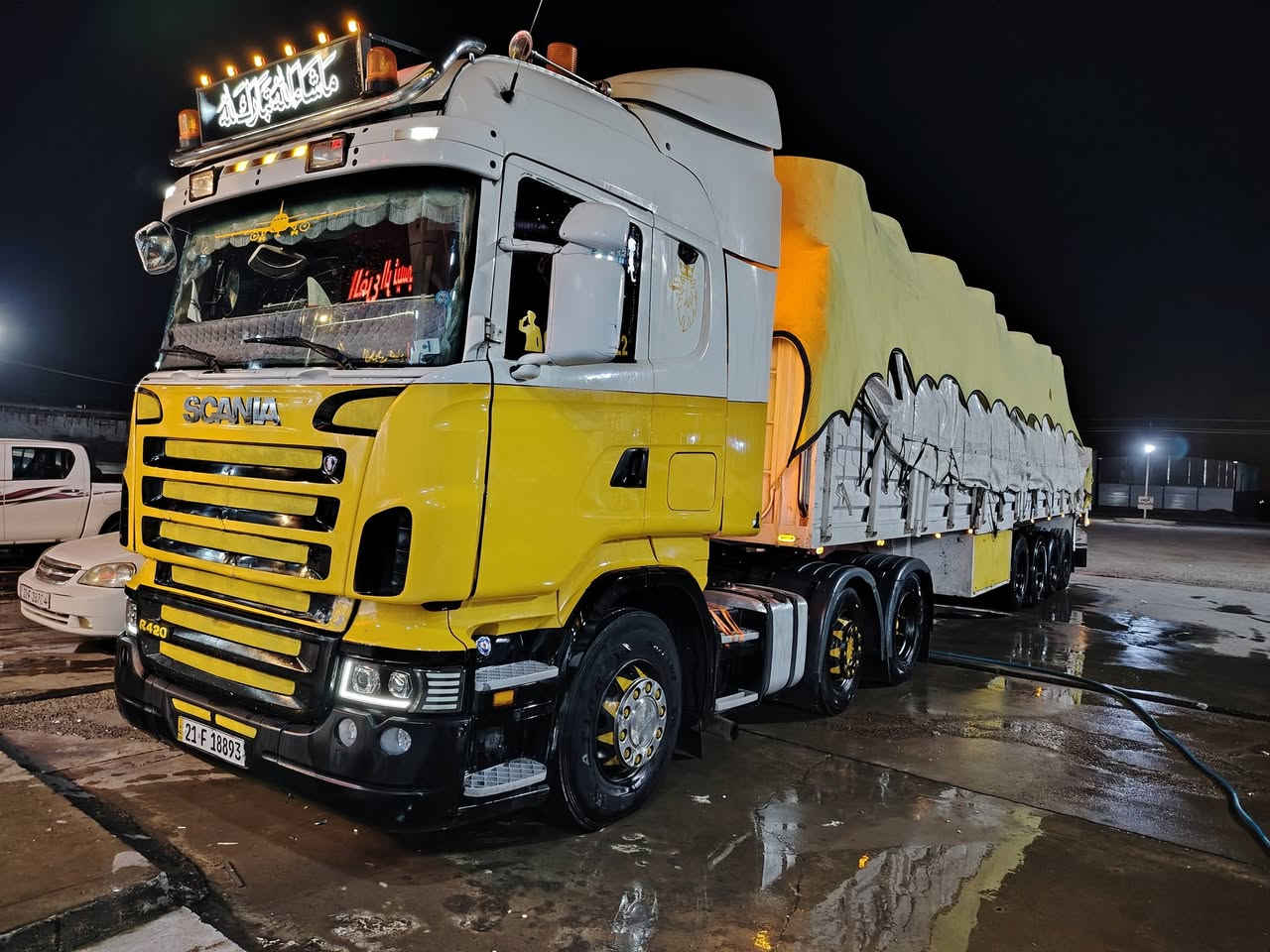 سلام عليكم للبيع سكانيه 2006كفاله تبريد كير عادي 3في3  دشبول طويل  داخل ديسكو  مكينه 420 مربوطه 4محاور دبل تاير  رقم وسنويه جديد  تخم تاير  كفاله مكينه قماره  وشاصي  تريد بس راس تريد راس ولعربانه  العنوان جبله الستفسار ***********  سعر 4شدات وبيها مجال
