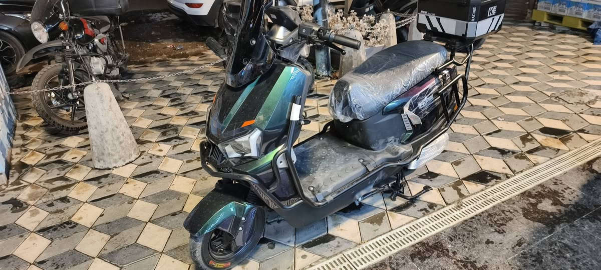 السلام عليكم دراجه للبيع النوع شحن ام عيون تحتوي على ست بطاريات و ملف ب قدره 2500 الدراجه زلغ ما مزلوغه جديده رمبه ماشيه فقد من المعرض للشارع تحتوي على ردع و صندوك توصيل و مري و دواسات هديه ذني جدده وين الدراجه يجن السعر مليون وبيها مجال (الرقم لتواصل ***********) عنواني بغداد حي القاهره الثانيه مستعجل ع بيعتها
