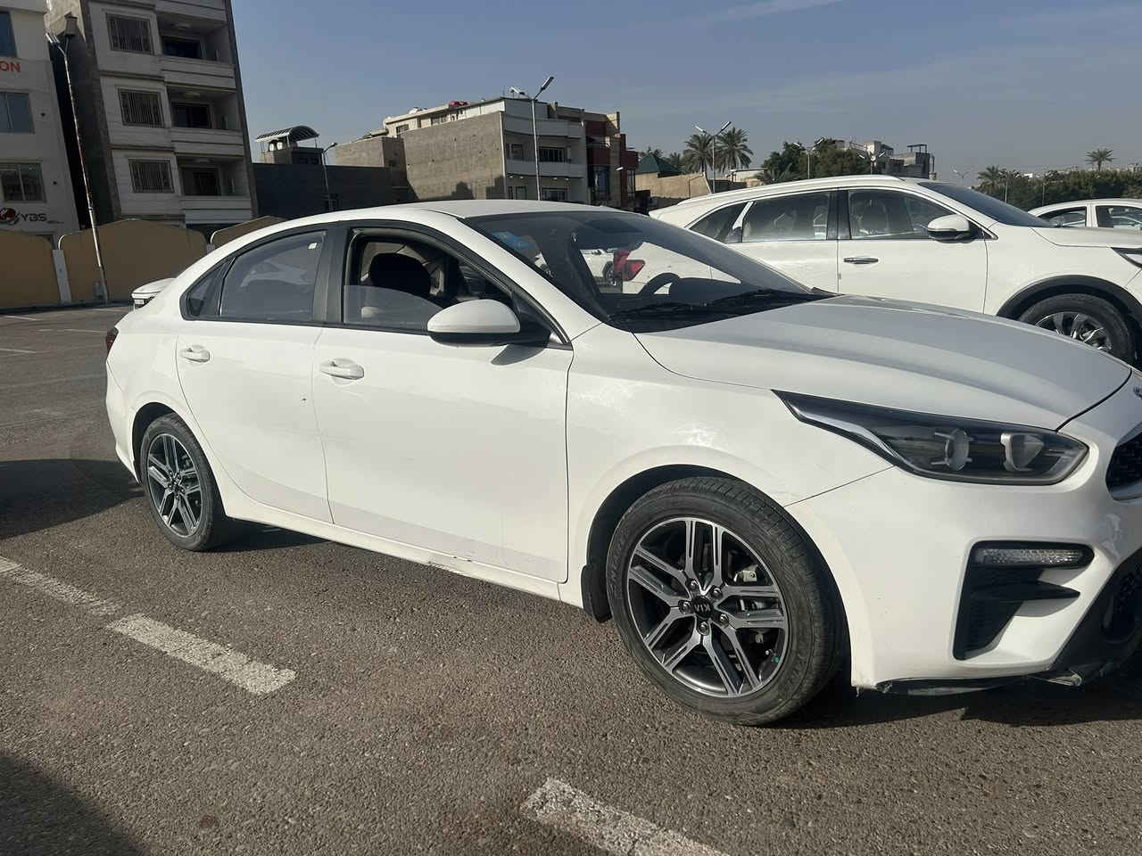 كيا سيراتو 2021 خليجي
بدون حادث او صبغ محرك 1600 دوش بيها شخوط بسيطه طخه بالدواسه جوه الباب عكس السايق 
السعر 158$ وبيها مجال بسيط مكاني بابل الحصوه
*********** اتصال + واتساب
