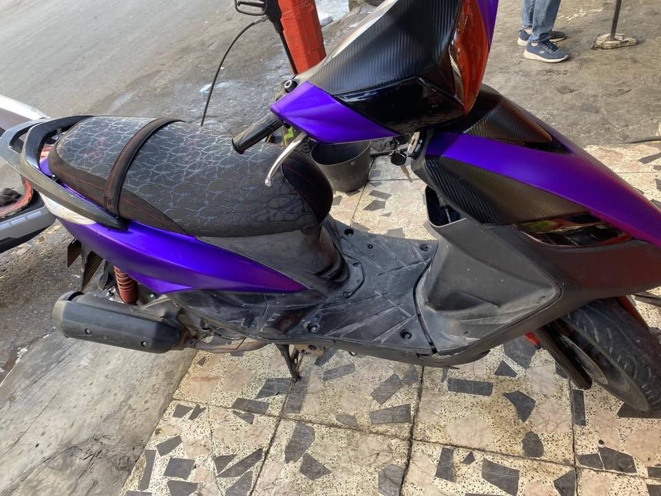 السلام عليكم ثعلب للبيع دراجه كفاله عامه رمبه مكينه بلاديه مكفوله نضوح وتبخير وتنقيص دراجه فول نعومه توكف يمهه متسمع صوتهه كهربايات كلهه شغاله دراجه مابيه نقص برغي شغل واطلع سلف هندر لايت بكلايت هورن دراجه شلعه معدل كفرات مغلفه لونهن جارد فقط تغليف درجه أولى رايدهه ٦٥٠ مكاني اعضميه ***********
