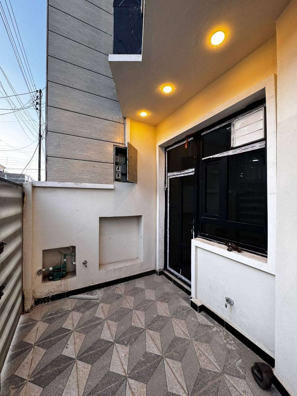 دار للبيع تصميم مودرن – فرصة ذهبية للسكن أو الاستثمار 🔥

🏠 دار مرتب وجاهز للسكن ضمن موقع مميز
📐 المساحة: 100 متر
📏 الواجهة: 6.25 م
📐 النزال: 16 م

📄  طابو زراعي (سند 25)
📝 تنازل شركة + إقرار محكمة 

📍 الموقع:
بغداد – الدورة – البوعيثة – مجمع الحليم
موقع هادئ وقريب من الخدمات والأسواق والمدارس، مناسب جداً للعائلة.

🛏 تفاصيل الدار:
✔️ 3 غرف نوم
✔️ صالة واسعة
✔️ استقبال أنيق
✔️ مطبخ عملي
✔️ 2 صحيات

💥 السعر مناسب  للجادين

📞 للاستفسار 
***********

#دار_للبيع #بغداد #الدورة #البوعيثة #فرصة_استثمار #بيت_للبيع #عقار
