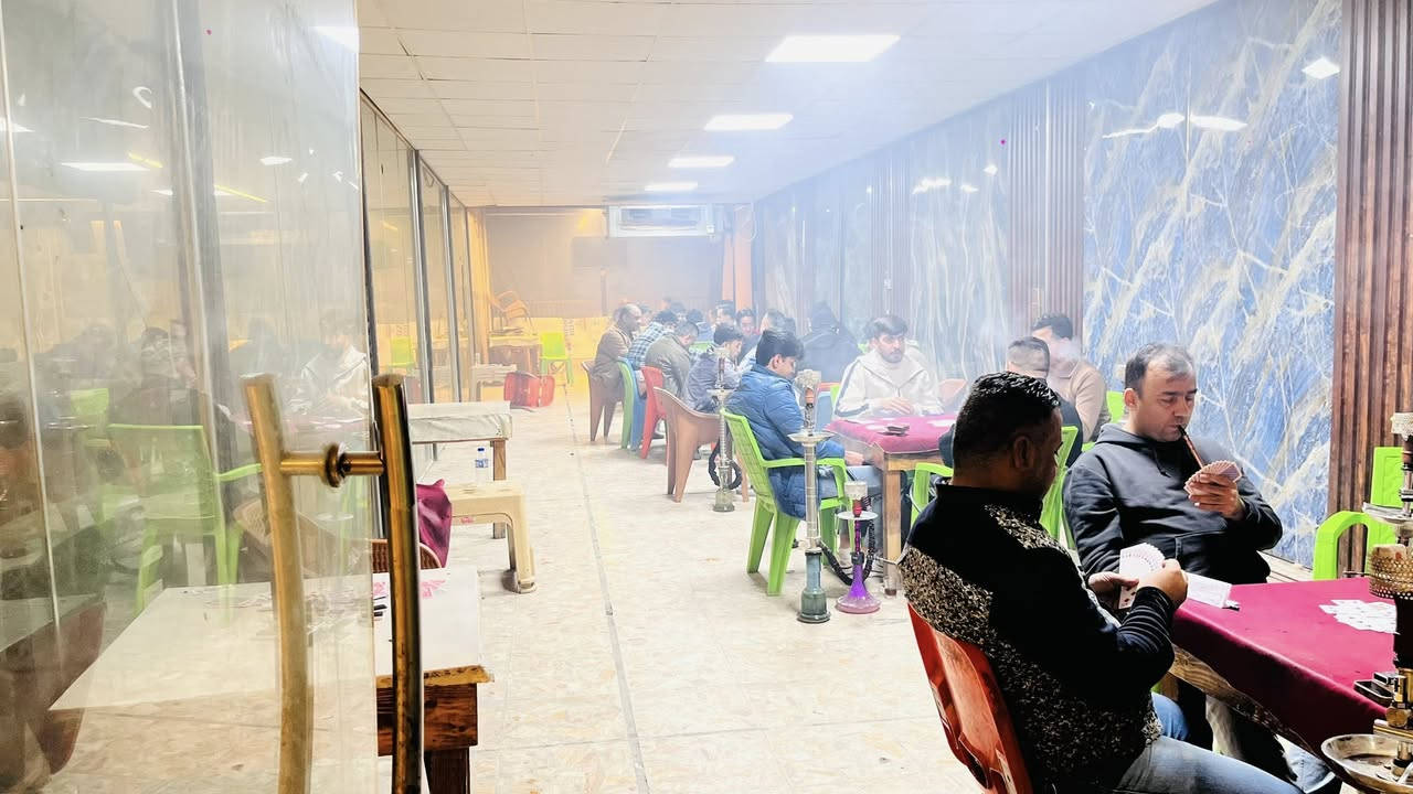 كوفي للبيع
كوفي دخانجي للبيع
السلام عليكم من رخصه ادمن كروب كوفي دخانجي للبيع مكان شارع المسبح ركن غسل المسبح
يحتوي على اكثر من ٥٠ ناركيله بابليه واكثر من ٢٠ ناركيله خشب ويحتوي على صالتين كما موضح بالصورة ويحتوي على غرفه حاسبات عدد (٨) حاسبات ويحتوي بلي فور (٢)
وعلى ٦ شاشات كبيرة ومطابخ اثنان وحماتات ٢ مساحه الكوفي ٣١٤م للاستفسار الاتصال على الأرقام التأليه
***********@إشارة @الجميع
