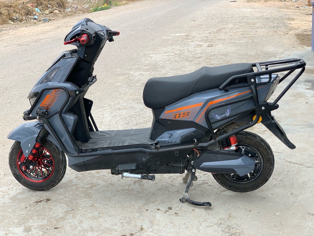 دراجه سكنس فحل شحن
 تجي بصمتين وتشغيل عن بعد بيها درع وصندوك بس صندوك مشاده 
دراجه سرعتها حقيقيه 65
تمشيك 40كيلو بيها نضام البك تجي اربع سرع ولبريك هايدروليك تجي ٦ بطاريات
دراجه نضيفه مصارلي هواي من مشتريها ممستخدمها هواي 
سعر 775الف وبيها مجال شويه حك جيه مكاني بغداد دوره 
***********