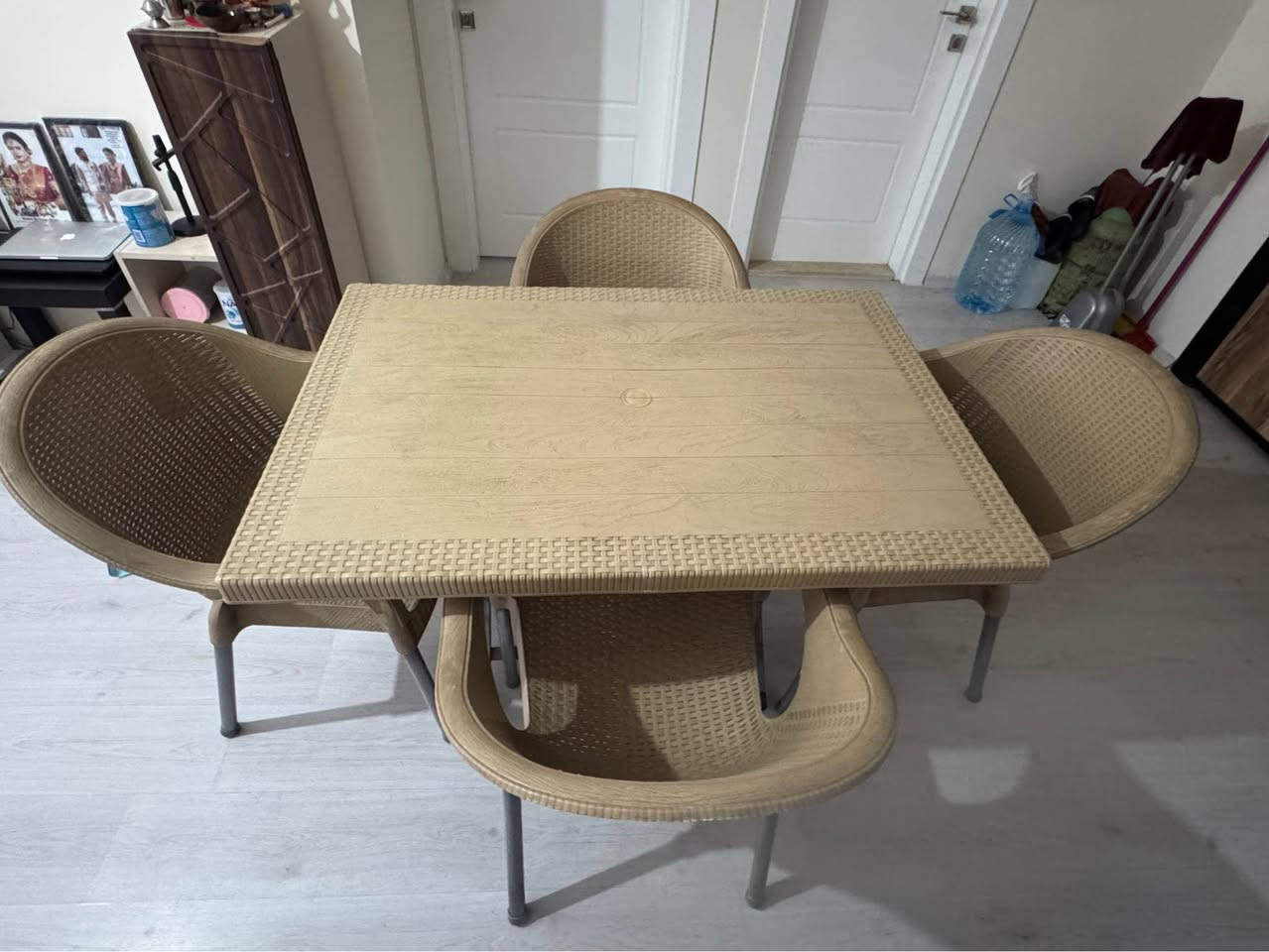 Plastic 4 chairs and table for sale, Good condition (no crack and scratches
Price 60,000 IQD أربيل, العراق


**إذا كنت صاحب هذا الإعلان وتريد حذفه لأي سبب، رجاءا أرسل رسالة إلى الدعم الفني**