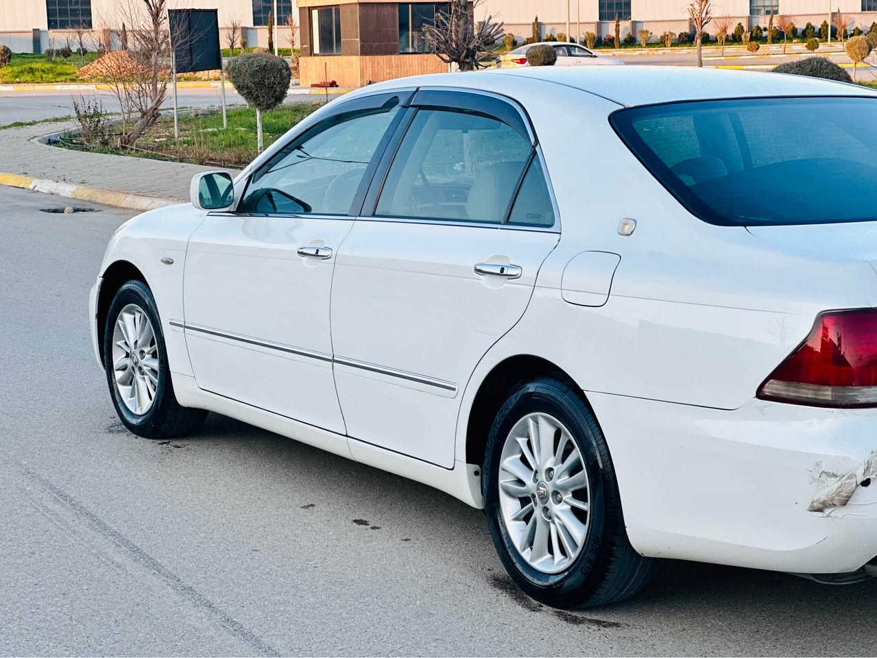 شاهانە موس موس 
٢٠٠٥ی ناو زەرد 
سێ دوگمە ١٨٢ ی بێ دووکەڵ 
رەسمی سۆنەرەکەیم داناوە 
سەقفی شوشەیی 
گێر و مەکینەو دەعم و لێدراو قرچ و کەڤەر گۆراو بە شەرت 
١٤٤ هەزار رۆشتوە 
بێ مەسرەف  تەقەو رەقەی بەشەرت 
قفڵ و کۆتایی ٦٣ گەڵا 
*********** 
*********** Singapore
