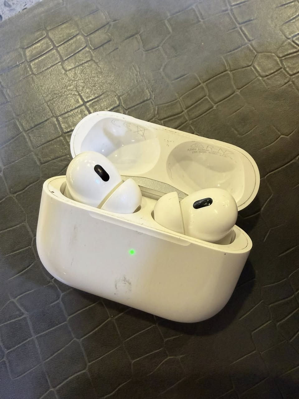 ايربود برو2 تايب سي ابل اصليه وكاله
غراضهه كامله فوول نضافه السعر170 
مكاني بغداد


**إذا كنت صاحب هذا الإعلان وتريد حذفه لأي سبب، رجاءا أرسل رسالة إلى الدعم الفني**