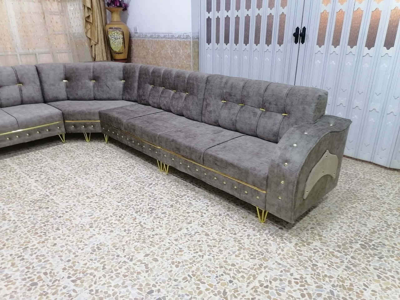 ديوان ١٢ متر خشب عراقي ثقيل دوشمة جديدة غير مستعمل شرط القماش والخشب والاسفنج السعر ٥٧٥ الف للإستفسار الاتصال على الرقم *********** و*********** موصل الحدباء
