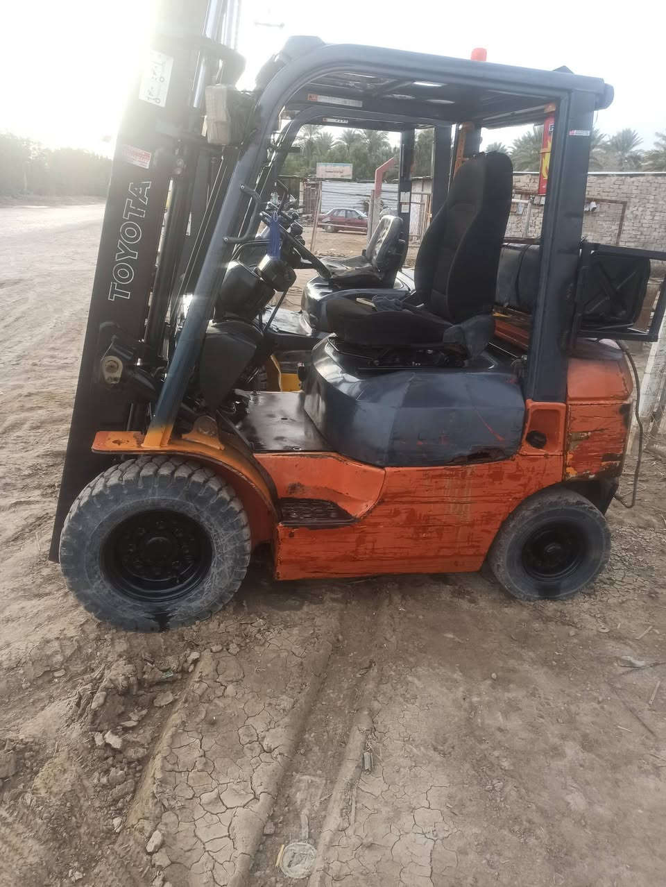 السلام عليكم رافعه شوكيه تيوتا طنين ونص موديل 2005كير عادي نمرتين 2سلايت 2حركه رافعه نظيفه جاهزه كير ومكينه كفاله محرك بانزين  وضع شركه الرافعه جديده جاهزه للعمل بابل الشوملي *********** السعر 35ورقه  ***********
