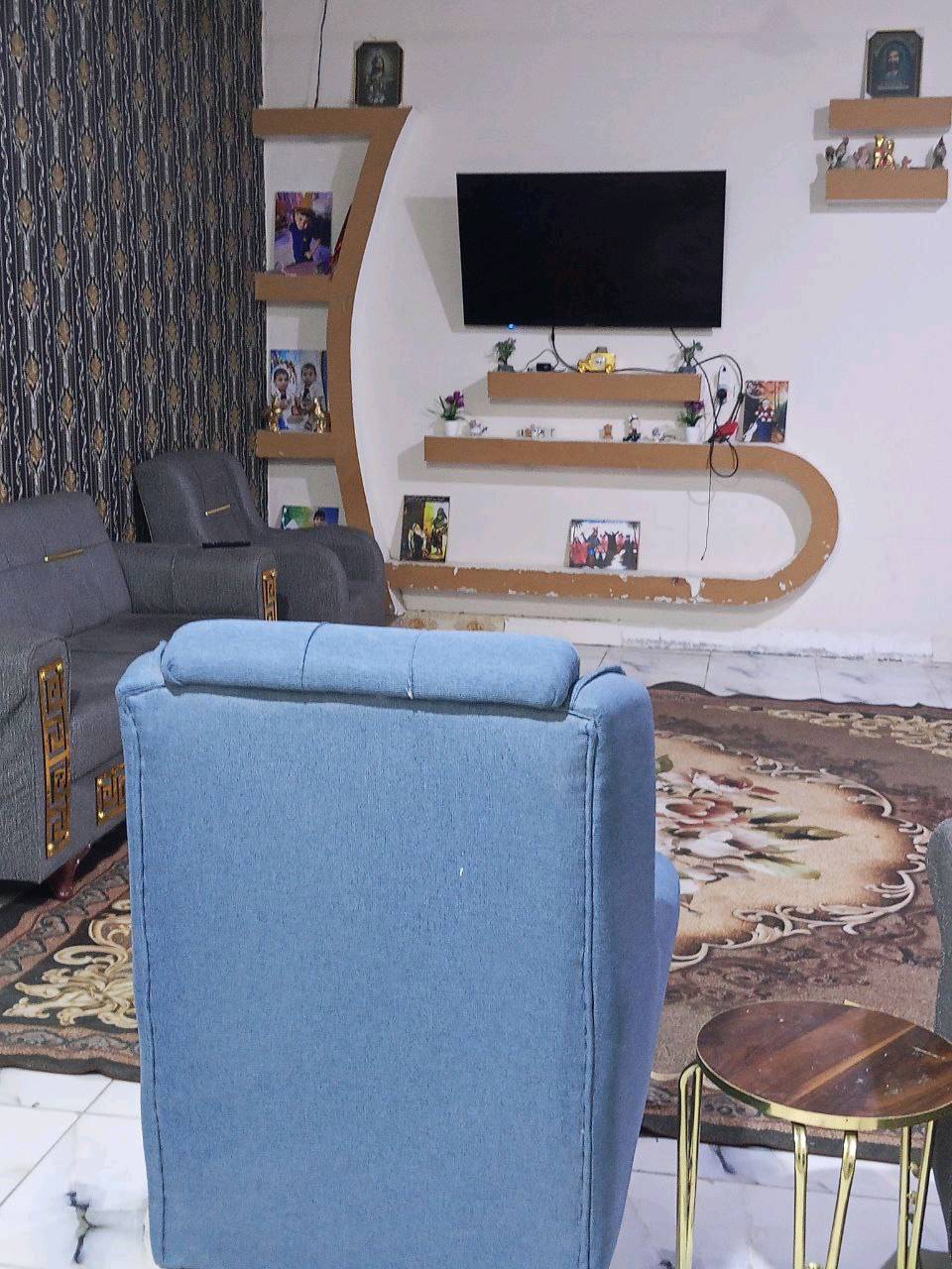 سلام عليكم بيت بل جزيره الفيروزيه الجسر لأول مقابل مدرسة التفاني طابقين المساحة ١٥٠متر طارمه حمام خارجي استقبال مطبخ صاله غرفه حمام داخلي فوك غرفتين وصاله وحمام وسطح