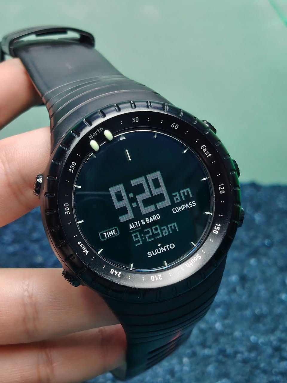 السلام عليكن 

ساعة سونتو كور رجالي اصلي مستخدم 

° الوصف
• ساعات Suunto الرياضية: تتميز ساعات Suunto الرياضية متعددة الاستخدامات والمتينة بأنها رائعة للجري والسباحة وركوب الدراجات وتمارين الصالة الرياضية والمشي لمسافات طويلة والرياضات الخارجية الأخرى ؛ مهما كانت احتياجاتك ، فإن Suunto لديها ساعة لك.

° المعلومات الأساسية
• القطر 49 ملم الارتفاع 14 ملم
• منبه يومي 
• كرونوغراف
• وظيفة البوصلة
• بيانات الملاحة والطقس 
• شروق الشمس وغروبها
• تنسيق 12و 24 ساعة
• تقويم اليوم وشهر وتاريخ 
• مؤقت عداد تنازلي
• إضاءة لون اخضر 
• إنذار العاصفة
• تتبع الضغط الجوي
• قياس الارتفاع
• قياس العمق
• قياس درجة الحرارة
• قياس ضغط الهواء
• قياس عمق للغطس
• قياس مستوى سطح البحر 
• زجاج كرستال معدني
• قفل التحكم بالساعة 
• مقاومة للماء 30 متر

جميع الساعات اصلية معا ضمان🤍.

العنوان: - بغداد - مدينة الصدر ـ الأورفلي 
توصيل لجميع المحافظات 
التواصل واتساب *********** 🤍.
