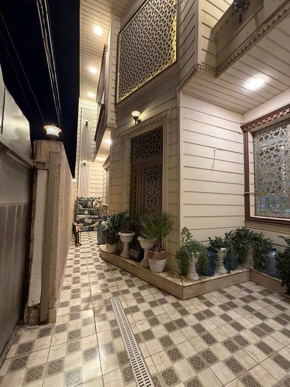 دزي هذا المنشور الرجلج وكليله اخذلي هذا البيت وهنا راح تعرفين يحبج لولا 🌝
للبيع بيت بكربلاء 200 متر مع الاثاث العنوان حي نصر جهة صحفين طابقين 5 غرف نوم 
‏‪***********‬‏
