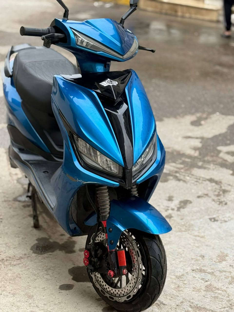 السلام عليكم
للبيع سكنس شحن 

لون أزرق جميل 💙 

6 بطاريات دبل الحجم الكبير 

ملف 2000 فول شلعته فول 

تايرات جوبلس ويل كب رياضي حجم 12 

دبلات أمامي دهن خلفي غاز 

نظام الرجوع للخلف R

نظام الP 

سويج بصمه الدراجة جاهزة وما ينقصها شيئ 

السعر 960 ألف وقابل للتفاوض بشيئ بسيط

للاستفسار التواصل مع الرقم أدناه أو خاص 

المكان بغداد البلديات 
***********
