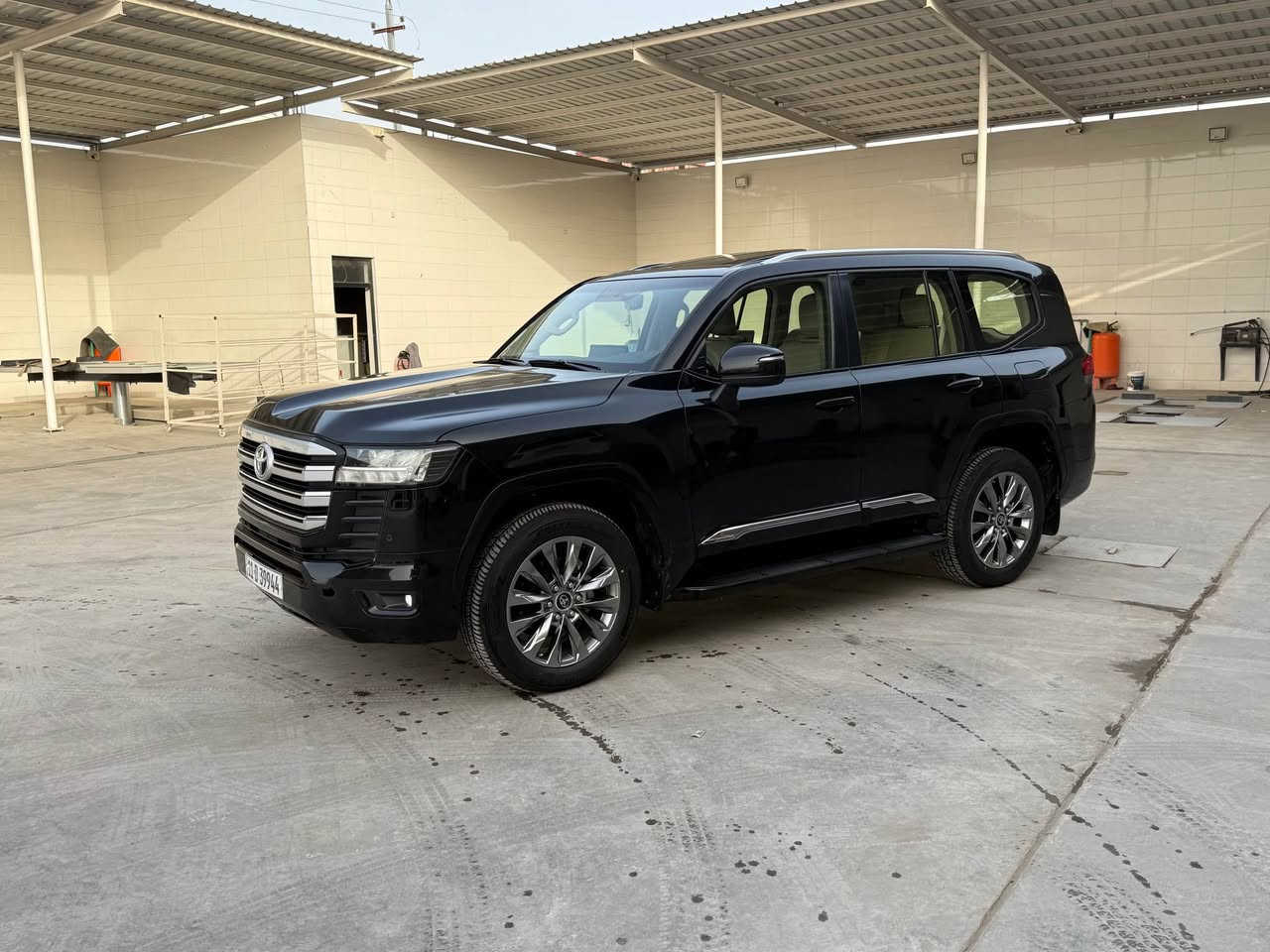 السلام عليكم لاندكروزر GXR بريم ام التطبيق فول موصفات رقم بغداد باسمي سياره جديده ماشيه ٦٠
كفاله عامله من الصبغ والتبديل عدا اقل الشبر بالجاملغ الخلفي بارد 
السعر 649 ورقه مجال بسيط 
مكاني بغداد *********** بغداد, العراق
