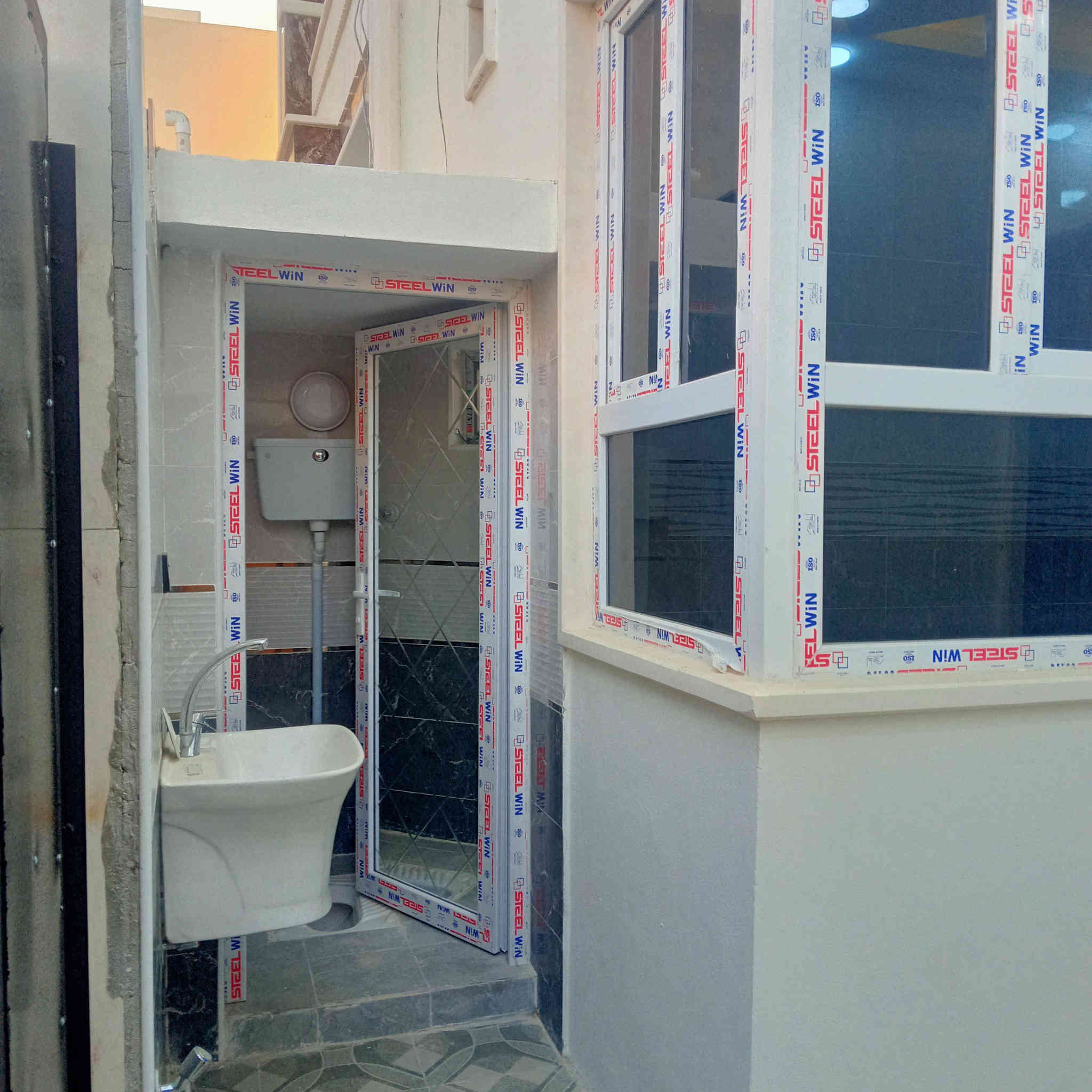 عروض مكتب انوار الخير
دار للبييع حي الملاين الولى.
مساحه ١١٠ متر طابقين زيرو
طابق الول استقبال ومطبخ 
وهول وغرفه نوم وصحيات
طابق ثاني غرفتين نوم 
وهول وصحيات  
خدمات كامله ماء كهرباء 
تبليط  
صنف الرض ملك بستان
سعر ٩٥ مليون
***********
***********
