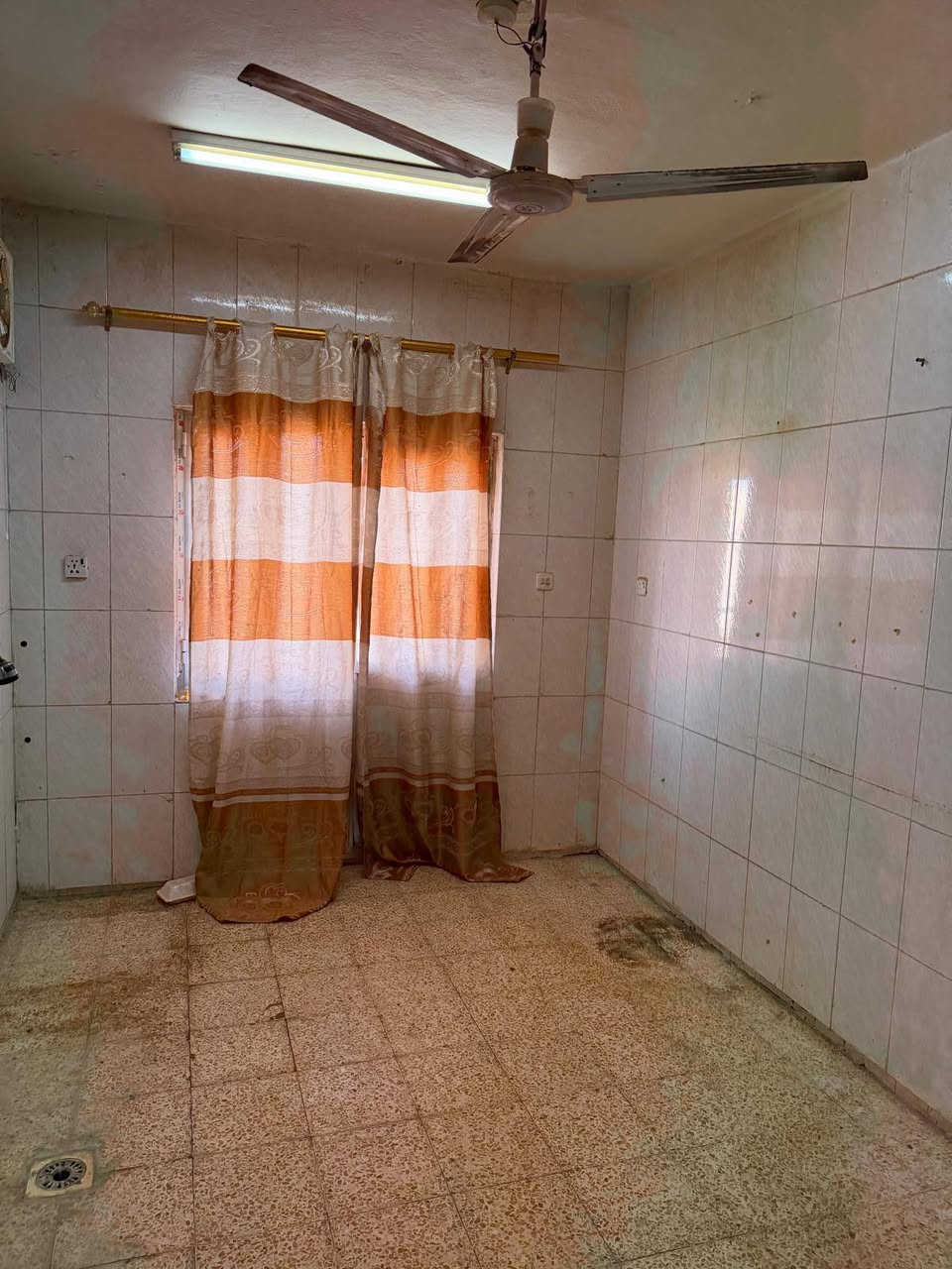 سلام عليكم شقه للبيع بحي الزيتون مساحته 165 بي غرفتين وصحيات ثنين وكيزرات ثنين ومكيفات ثنين ومراوح ويا للعلم هذني كلهن هديه وي البيت بناء 2021 المكان الديوانيه رقم الهاتف ***********
