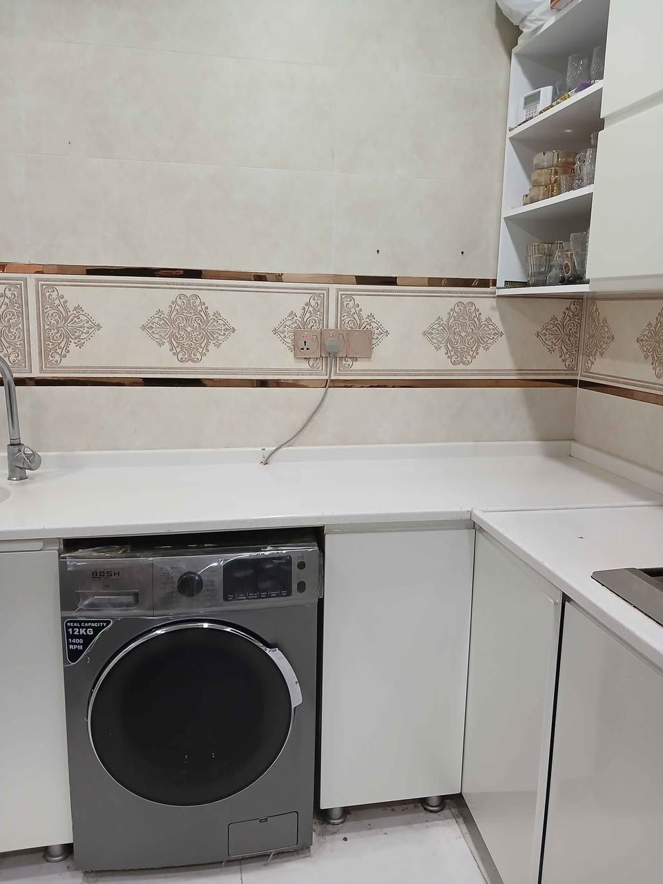 كونتر مطبخ تركي ، بالون بريس صنع شركة جنار دهوك لون اوف وايت صدفي سيراميك حراري ، مع المرشحه فقط.القياسات موضح في صورة اخوان ، بدون ثلاجة وبدون طباخ ، الاتصال فقط للمشتري *********** دهوك, العراق
