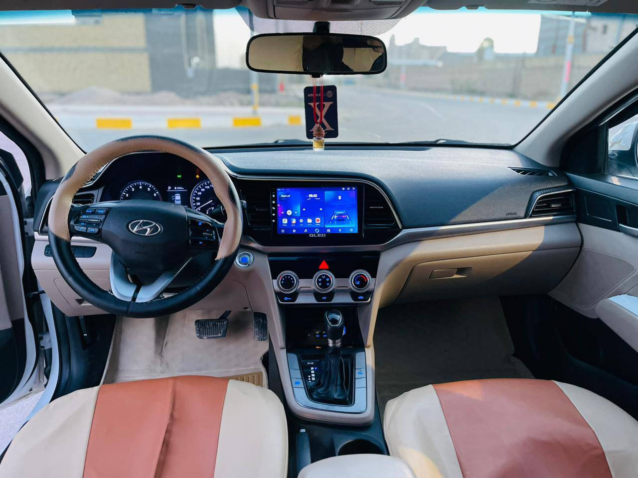 بصمه فتحه سقف لد امامي حساسات
كاميرا خلفيه شاشه تاب كبيره 
ترحيب ذكي عند الاقتراب مكان ناصريه مركز للاستفسار اكثر ه‍.  ***********
