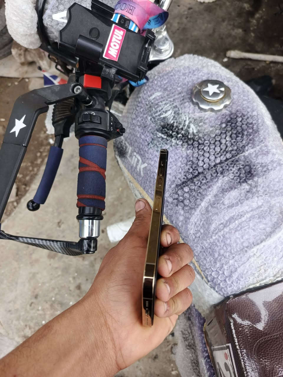 يالله
ايفون ١٢ برو ماكس 
نضافه فوول حرفيا جلخ ما بي 
جهاز مال جناي ميتفوت نضيف كلش 
ذاكره ٢٥٦ 
مستبدل فقط بطاريه وكاله 
والفلاته مال فيس ايدي 
كلشي بي شغال 
فيس ايدي شغال 
كامراته زلال ما شاء الله 

سعره 375 الف 
موقع  رمادي تاميم 
استفسار واتساب ***********
