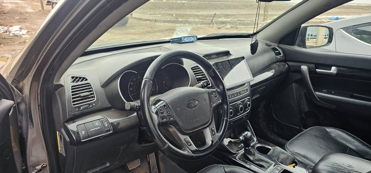 سورنتو وارد امریكي لون سلفر مويل 15 السيارة حادثها بامريكا خشم الجاملغ الايمن مصلح بسيط نفسه لكن حادثها بالعراق جاملغ ايمن مبدل ومصبوغ مواصفات شاشة وكاميرة خلفية وحساسات تحكم ستيرن كشنات تدفئة مري كهربائي دواخل جلد رقم ميسان انجليزي باسمي تحويل مباشر طخم تاير جديد للتواصل *********** عمارة, ميسان
