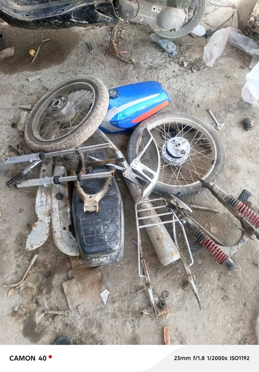 للبيع كومه حديد بس مكفولات من السرقه ولمكينه اضمنها الك شغاله بس يرادلها جبن ولويلات عدلات لا عواج ولا شي التانكي جديد خوش قراض ولله ***********
السعر 135 قفلللللل
