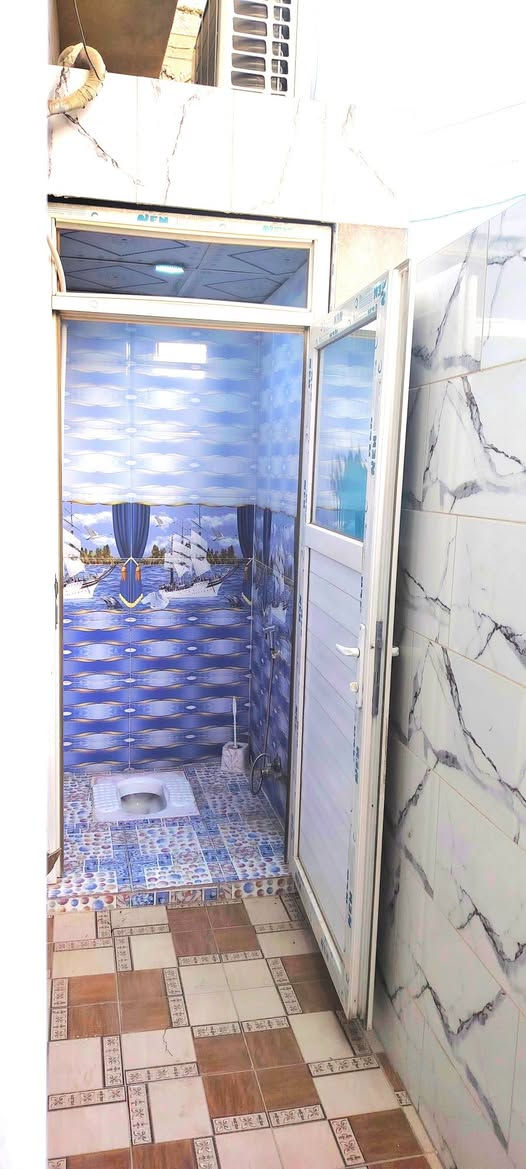 دار للبيع او المراوس المساحة 117 متر
يتكون من غرف عدد 2 وحدة فوگ ووحدة جوة قياس كل غرفة 5-4
مطبخ 4-3
حمام داخلي 2-2
حمام خارجي 1-1
منور 
صالة كبيرة
استقبال 4-3
سطح واسع
وگراج واسع
مكان البيت حي الامير خلف الصناعة وتؤدي اليه عدة طرق مـِْن شارع الفرات وشارع الامير وشارع الصناعة بيت متكامل من كل الخدمات 
للأستفسار الاتصال ***********
