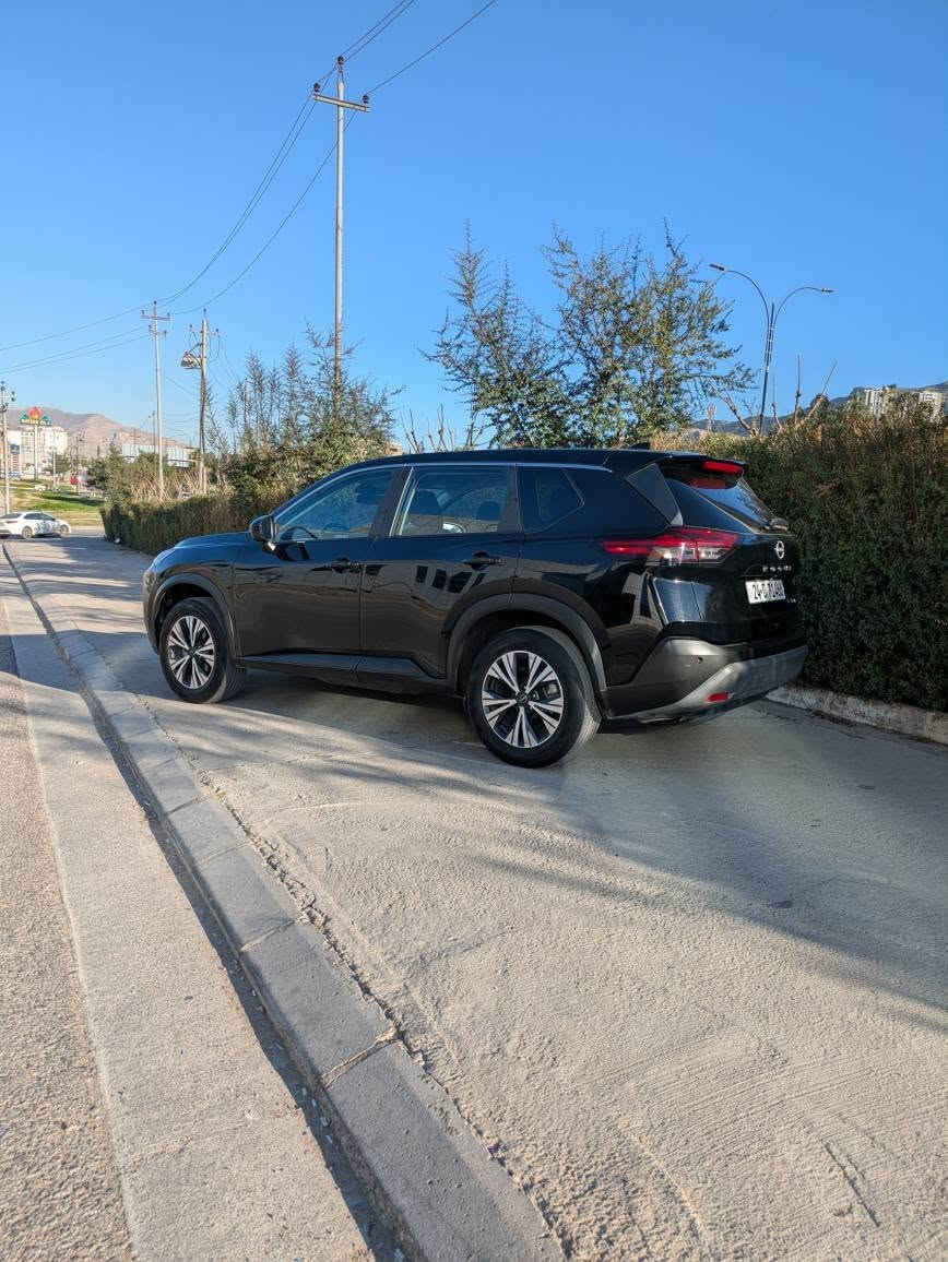 NISSAN ROGUE SV 2023 AWD
نظام الدفع:  (AWD)
ناقل الحركة: أوتوماتيك CVT.
المواصفات الخارجية (SV):
إضاءة LED (لايتات أمامية وخلفية).
بصمة أبواب (دخول ذكي).
المواصفات الداخلية والراحة:
مقعد سائق قابل للتعديل كهربائي
شاشة معلومات وترفيه تعمل باللمس
تشغيل عن بعد + بصمة تشغيل.
نظام تبريد لمس (قطعيتن).
الأمان والتقنيات:
رادار أمامي (تحديد مسار/تنبيه اصطدام).
رادار جانبي (نقاط عمياء) + رادار خلفي.
كاميرا خلفي
فرامل يد كهربائية (Auto Hold).
نظام القيادة شبه الذاتية ProPilot Assist.
خيارات إضافية (ميدنايت/SV premium)
سعر 170 ومجال بيع او تبديل
صور حادث بالمنشور
رقم شاصي
5N1BT3BB0PC822530
رقم موبايل/ واتساب + فايبر
*********** دهوك, العراق
