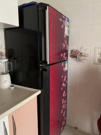 ثلاجه • يدها مكسوره • صور الداخل