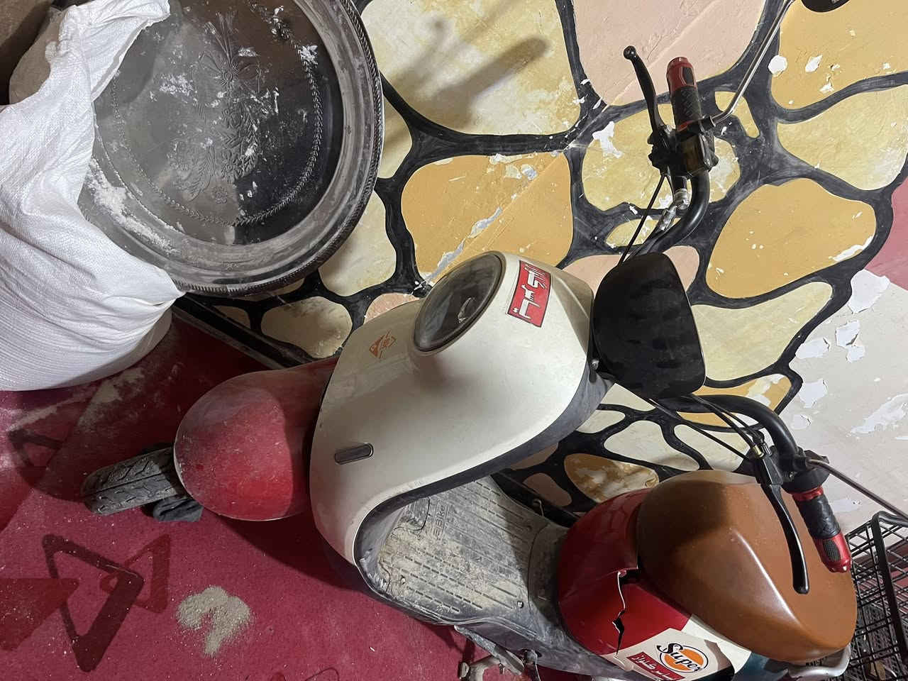 بايسكل شحن نضيف الله شاهد بس بيه هذا الكسر الكدامكم  شرط النظافه السعر 500 الف الستفسار خاص او رقم ***********
