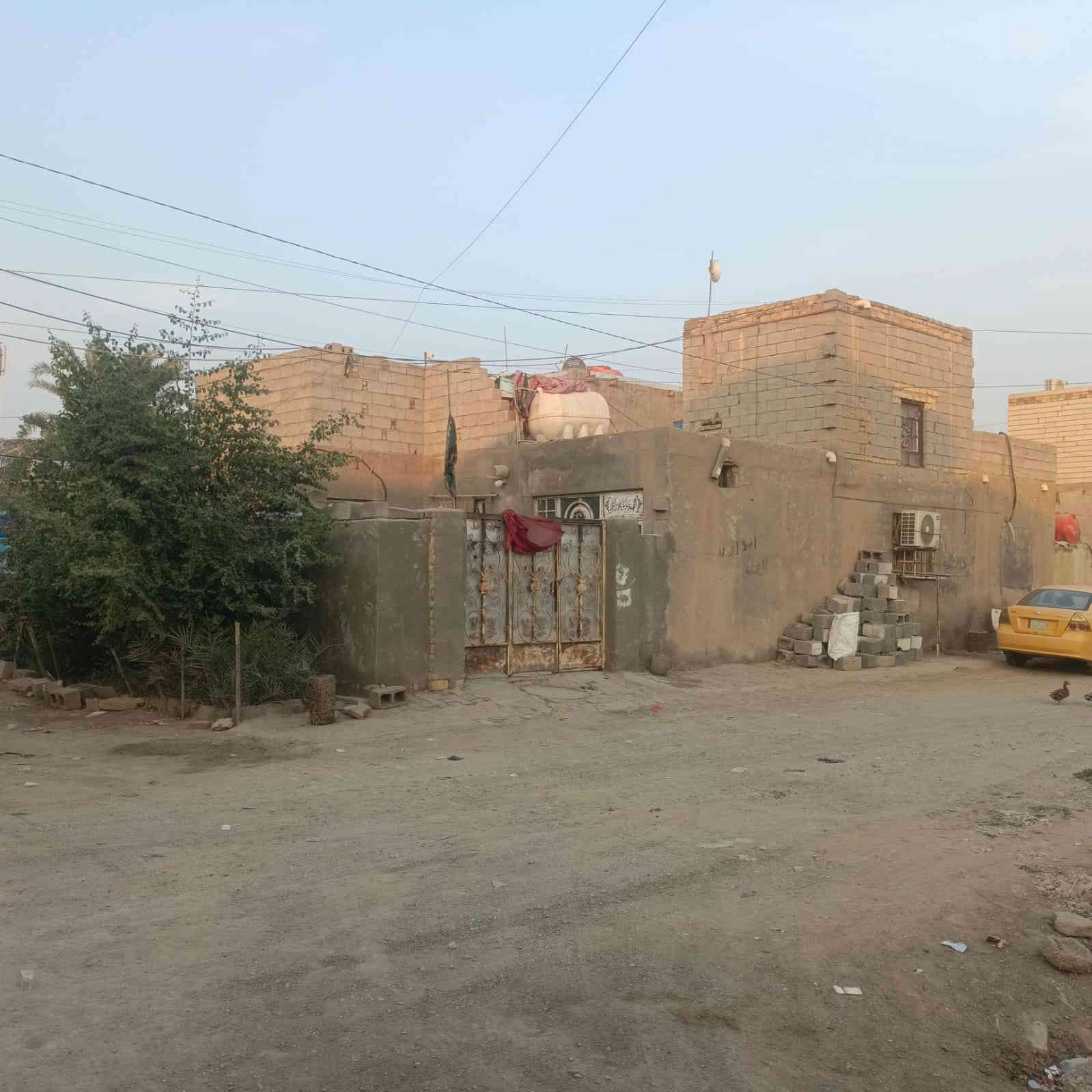 بيت حواسم حي القاهره الاؤله مساحه250استقبال 7/5+ مطبخ 4/5+ صاله 5/7+غرف نوم اثنين 4/5+غرفه 4/7+ ساحه كراج سياره قفله سعر 38 اتصال بي واتساب *********** عمارة, ميسان
