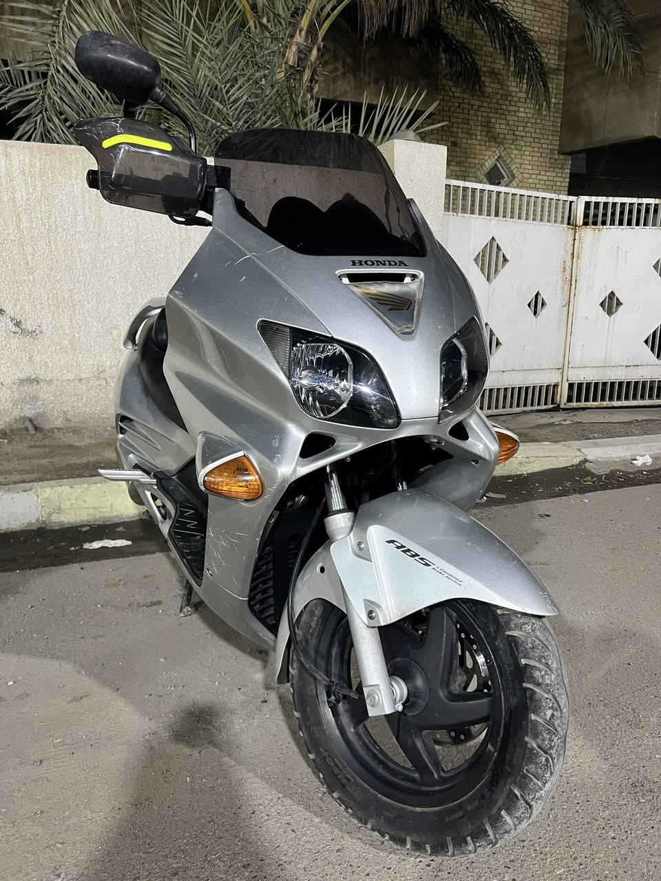 السلام عليكم فورزه 0 6 للبيع دراجه جديده بمعنى الكلمه كلها على وضع البلاد مكينه ما مفتوحه لا نضوح لا تبخير لا تنقيص نضام الإطفاء مال ازدحام شغال نكره سلف بكل وقت كهربائياتها كلها شغاله ستاند حساس ونظام ABS قفل ستيرن قفل جنطه مكاني الاعظميه السعر 900 وبيها مجال بسيط رقمي ***********
